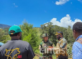 Sinergi Membangun Nipuralome, Kunjungan DPRK Puncak Warnai Pembangunan Pos Bendungan Satgas Yonif 700/Wyc