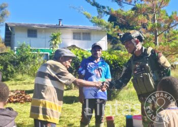 Bakti Sahabat di Bumi Cendrawasih: Satgas Yonif 700/Wyc Beri Senyum lehat untuk Sang Bapa Gereja Eromaga