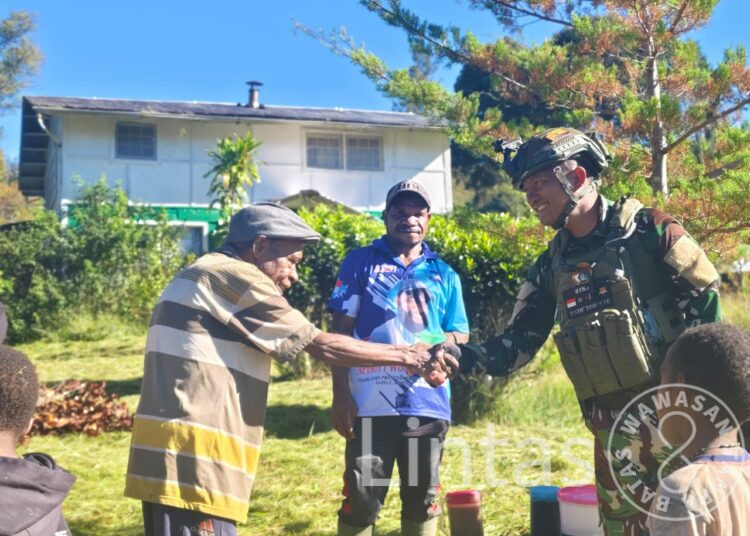 Bakti Sahabat di Bumi Cendrawasih: Satgas Yonif 700/Wyc Beri Senyum lehat untuk Sang Bapa Gereja Eromaga