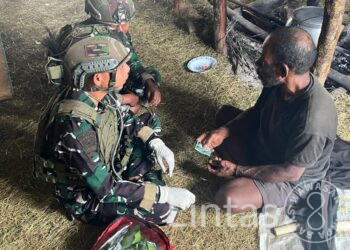 Di Tengah Keterbatasan, Satgas Yonif 700/WYC Hadir Bawa Harapan Sehat untuk Warga Eronggobak