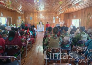 Kasih Menyatukan, Satgas Yonif 700/WYC Beribadah Bersama Jemaat Batilame