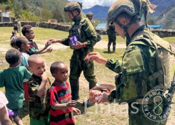 Satgas Yonif 700/WYC Tebar Harapan di Wuloni: Dari Bibit Jagung untuk Negeri hingga Senyum Anak Papua