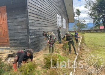 Satgas Yonif 700/WYC dan Warga Yenggernok Rajut Kebersamaan di Pelataran Suci Gereja Kimi Gome