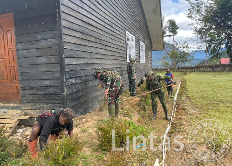 Satgas Yonif 700/WYC dan Warga Yenggernok Rajut Kebersamaan di Pelataran Suci Gereja Kimi Gome