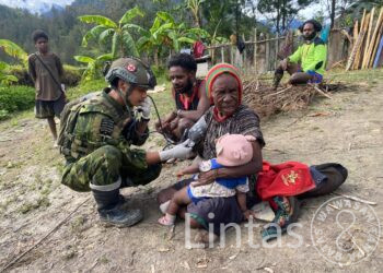 Dari Hati ke Honai: Satgas Yonif 700/Wyc Menyapa Warga dengan Senyum di Mayuberi Papua