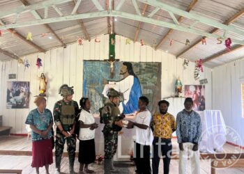 Satgas Yonif 700/WYC Tebar Kasih di Gereja Stalsi Sisilia Wuloni Dengan Cinta dab Alkitab