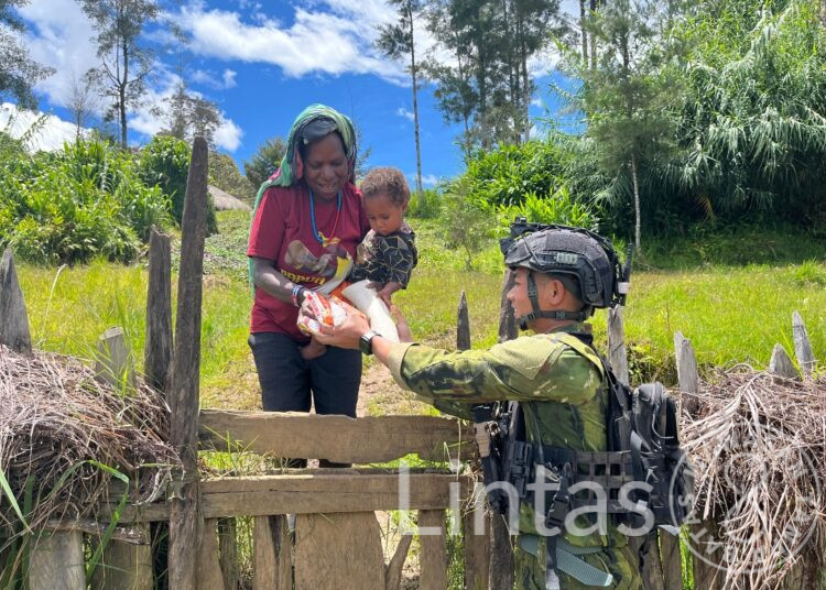 Satgas Yonif 700/WYC Tebar Kepedulian di Tanah Papua, Sembako Jadi Tali Persaudaraan
