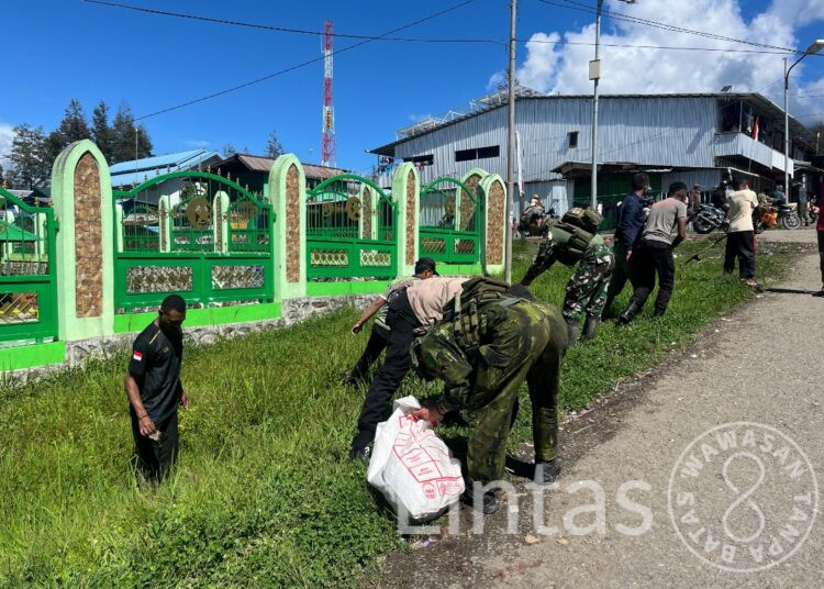 Satgas Yonif 700/WYC Bersama Satgas ODC dan Polres Puncak, Gelar Karya Bhakti di Masjid Al Ikhlas Ilaga