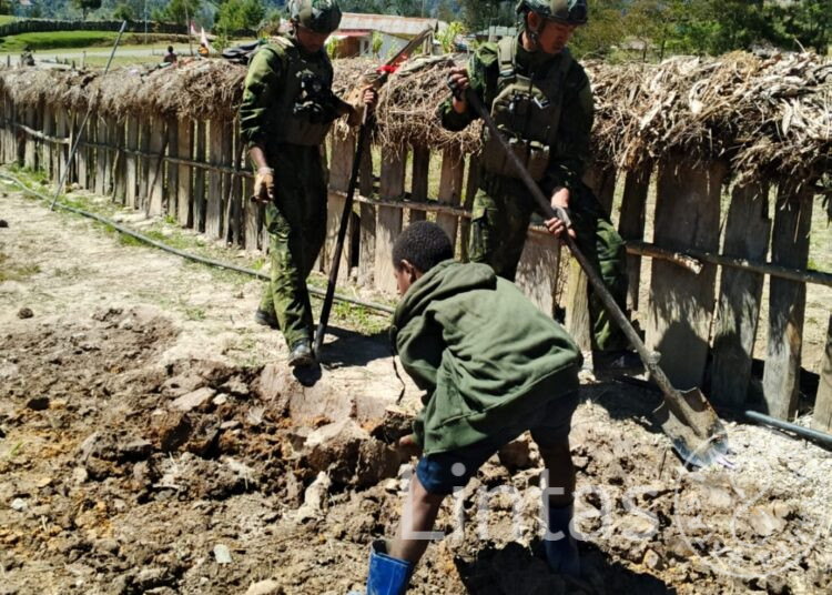 Satgas Yonif 700/WYC Pos Gome Bangun Ketahanan Pangan Bersama Warga Yenggernok