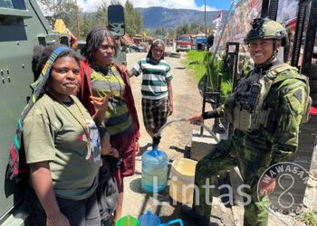 Tetesan Kehidupan dari Hati Prajurit: Satgas Yonif 700/WYC Bagikan Air Bersih untuk Warga Kp. Kago