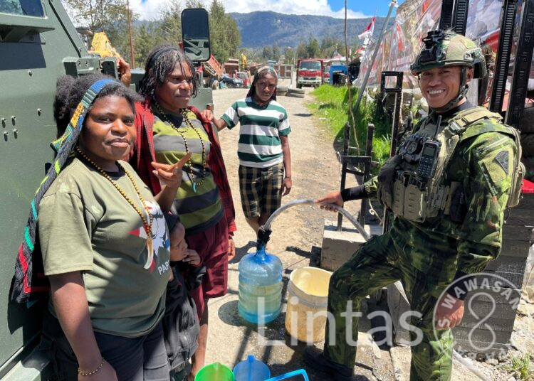 Tetesan Kehidupan dari Hati Prajurit: Satgas Yonif 700/WYC Bagikan Air Bersih untuk Warga Kp. Kago