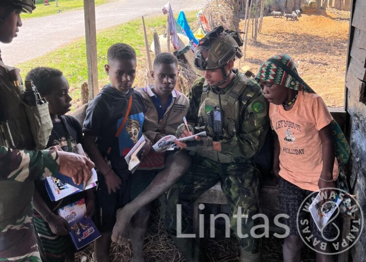 Prajurit Satgas Yonif 700 Menjadi Lentera Ilmu di Gome Papua