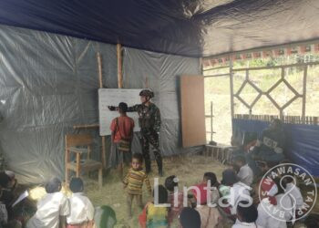 Dari Senjata ke Spidol: Serda Irfan Jadi Guru Dadakan untuk Anak-Anak di Mayuberi