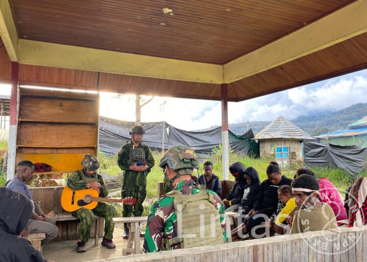 Ibadah Kasih di Tanah Papua: Satgas Yonif 700/WYC Satukan Doa Bersama Rakyat di Hari Minggu