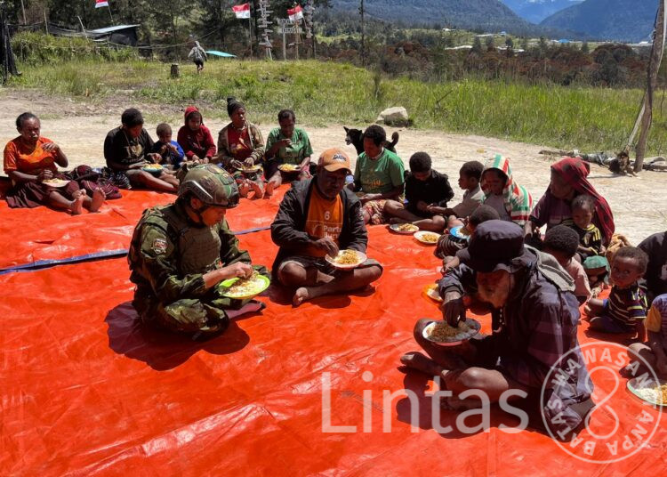 HUT TNI ke-80 di Tanah Papua, Satgas Yonif 700/Wyc Pos Eromaga Gelar Makan Bersama Warga Eronggobak