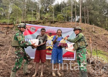 Rayakan HUT TNI ke-80, Satgas Yonif 700/Wyc Pos Wuloni Buka Lahan Perkebunan Bersama Warga untuk Ketahanan Pangan