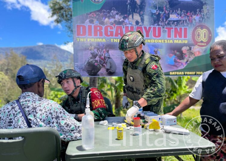 Bhakti TNI di Tanah Papua: Satgas Yonif 700/Wyc Gelar Pelayanan Kesehatan dan Berbagi Kasih di Distrik Gome