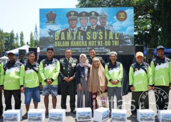 Sentuhan Kepedulian di HUT ke-80 TNI, Danrem 083/Bdj dan Kasrem Serahkan Bantuan Sosial untuk Warga Malang