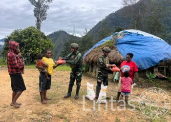Satgas Yonif 700/Wyc Melaksanakan Safari Honai dan Berbagi Beras di Kampung Wuloni, Distrik Ilaga