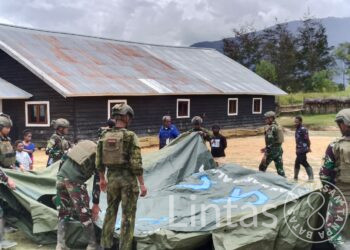 Satgas Yonif 700/WYC Pos Gome Bantu Warga Dirikan Tenda Ibadah di Halaman Gereja Gome