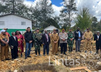 Satgas Yonif 700/Wyc Hadiri Peletakan Batu Pertama Patung Missionaris, Wujud Harmoni TNI dan Rakyat Puncak