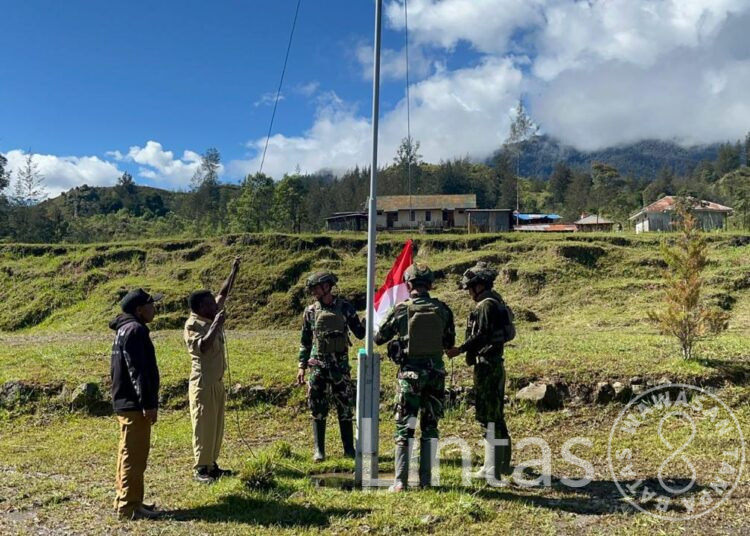 Merah Putih Kembali Berkibar di Gome: Satgas Yonif 700/WYC Wujudkan Rindu Panjang Warga Akan Simbol Negara