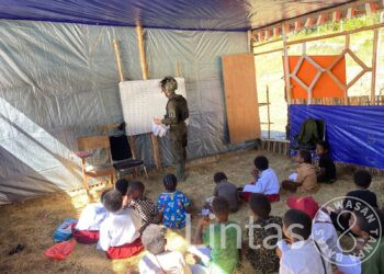 Di Ujung Dunia, Seorang Prajurit dan Ajaibnya Huruf-Huruf, Serda Jendri Ukir Senyum Masa Depan di SD Mayuberi