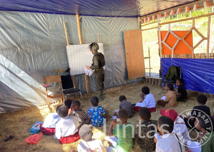 Di Ujung Dunia, Seorang Prajurit dan Ajaibnya Huruf-Huruf, Serda Jendri Ukir Senyum Masa Depan di SD Mayuberi