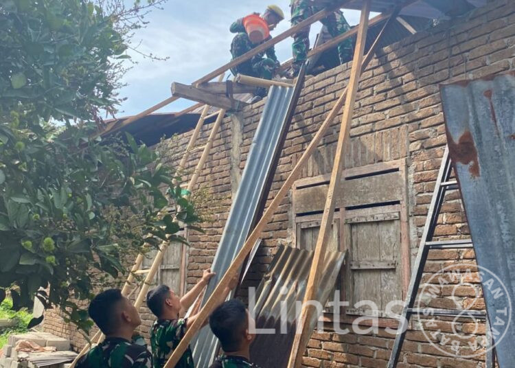 Tak Kenal Lelah Mengabdi Untuk Rakyat, Kodam XIV/Hsn Terus Aktif Pemulihan Pascabencana Angin Puting Beliung di Gowa