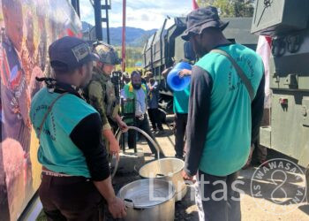 “Selang untuk Negeri” Satgas Yonif 700/WYC Bagikan Air Bersih untuk Warga Kago, Bukti Kepedulian Prajurit di Tanah Puncak