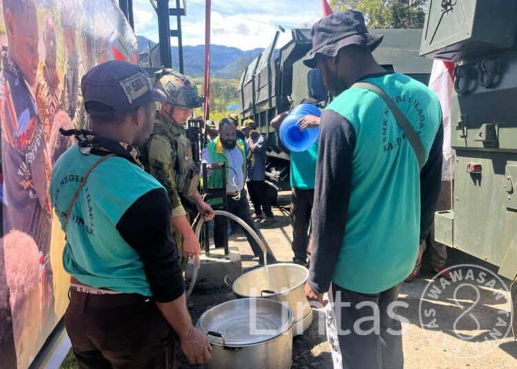 “Selang untuk Negeri” Satgas Yonif 700/WYC Bagikan Air Bersih untuk Warga Kago, Bukti Kepedulian Prajurit di Tanah Puncak