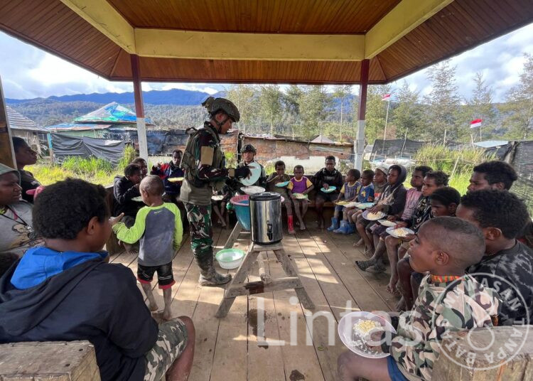 Jumat Berkah di Tanah Puncak: Satgas Yonif 700/WYC Makan Bersama Warga Eronggobak, Wujud Kehangatan TNI dan Rakyat