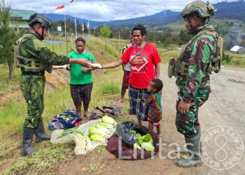 Satgas Yonif 700/WYC Borong Hasil Tani Warga Gome, Bukti Nyata Kepedulian Prajurit di Tanah Papua