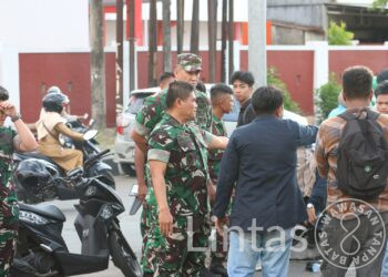 Pastikan Berjalan Tertib dan Damai, Kasdam XIV/Hasanuddin Tinjau Aksi Unjuk Rasa Mahasiswa Unibos
