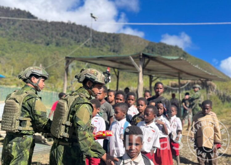 Satgas Yonif 700/WYC Berbagi Keceriaan, Anak-Anak SD Mayuberi Pulang Sekolah Disambut Manis oleh Prajurit TNI