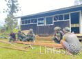 Satgas Yonif 700/WYC Gotong Royong Rehab Sekolah Demi Masa Depan Generasi Anak – Anak Papua