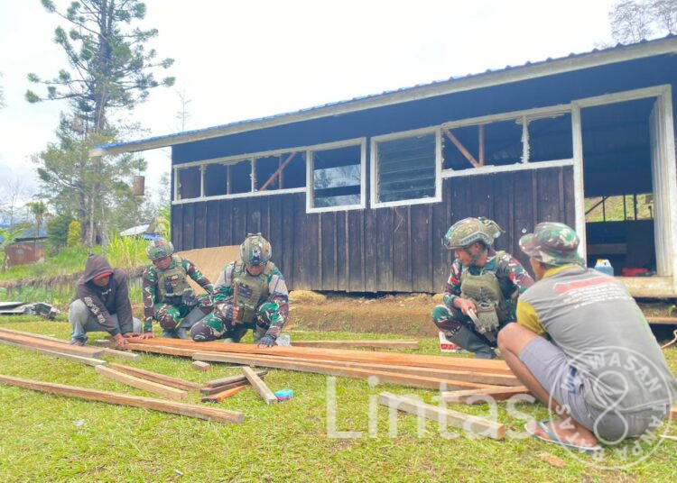 Satgas Yonif 700/WYC Gotong Royong Rehab Sekolah Demi Masa Depan Generasi Anak – Anak Papua