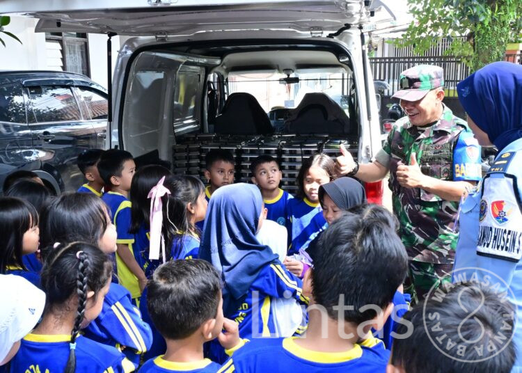 Komitmen Dukung Program Makanan Bergizi Gratis, Personel Lanud Husein Sastranegara Kawal dan Distribusikan MBG