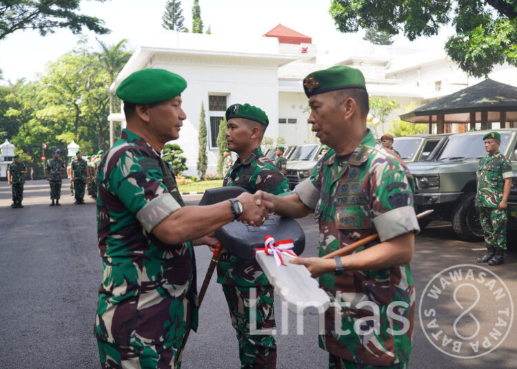 Perkuat Mobilitas Satuan Jajaran, Pangdam III/Slw Serahkan Kendaraan Taktis Maung