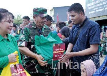 Sambut HUT ke-80 TNI, Kodam XIV/Hsn Gelar Bakti Sosial Pembagian Paket Sembako