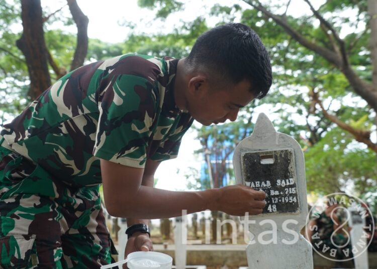 Sambut HUT ke-80 TNI dan Tumbuhkan Semangat Gotong Royong, Kodam XIV/Hsn Bersama Karang Taruna Gelar Karya Bakti di TMP