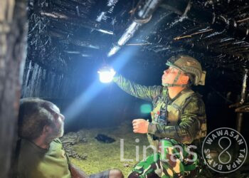 Satgas Yonif 700/Wyc Rayakan HUT TNI ke-80 dengan Aksi Nyata, Rehab Honai dan Pasang Listrik di Kampung Nipuralome