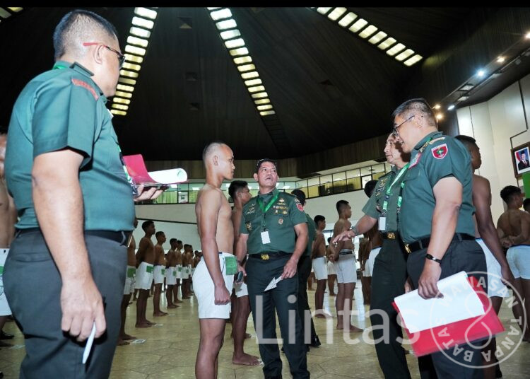 Kasdam XIV/Hsn Pimpin Sidang Parade Penerimaan Calon Bintara PK TNI AD Gelombang II TA 2025 Panda Makassar