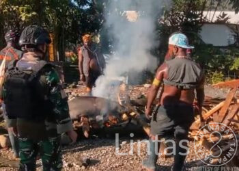 Satgas Pamobvitnas PT Freeport Indonesia Yonif 301/Pks Gelar Acara Adat Bakar Batu di Tembagapura