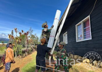 Satgas Yonif 700/WYC Gotong Royong Perbaiki Atap Gereja di Pegunungan Papua