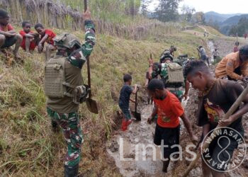 Satgas Yonif 700/WYC dan Warga Nipuralome Bergandeng Tangan Membersihkan Harapan di Tanah Puncak