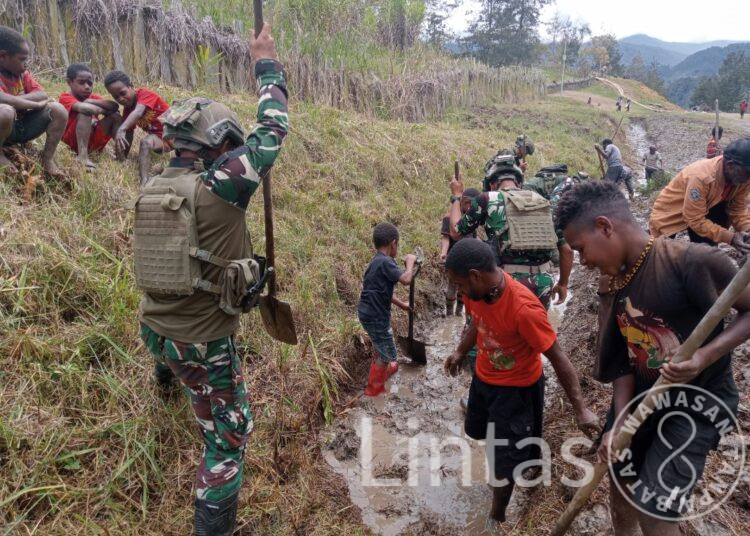 Satgas Yonif 700/WYC dan Warga Nipuralome Bergandeng Tangan Membersihkan Harapan di Tanah Puncak