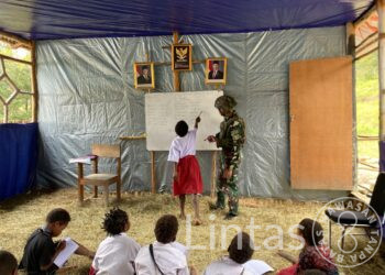 Prajurit Satgas Yonif 700/WYC Jadi Guru Pengganti, Anak-Anak SD Mayuberi Antusias Belajar Matematika