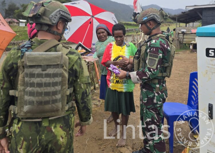 Satgas Yonif 700/WYC Pos Gome Jalankan Binter Terbatas: Beli Dagangan Warga Papua di Kampung Yenggernok