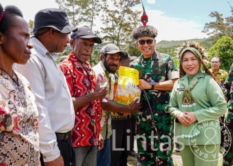 Kodam XVII/Cenderawasih berikan bantuan 1.000 Paket Beras Gratis untuk Masyarakat